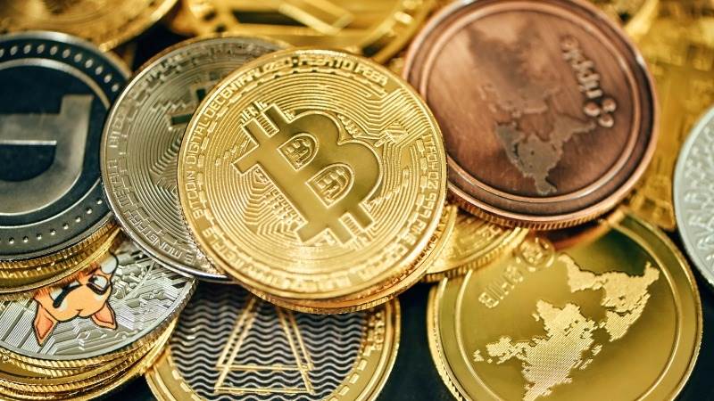 البيتكوين تواجه ضغوط دون مستويات 80 ألف دولار