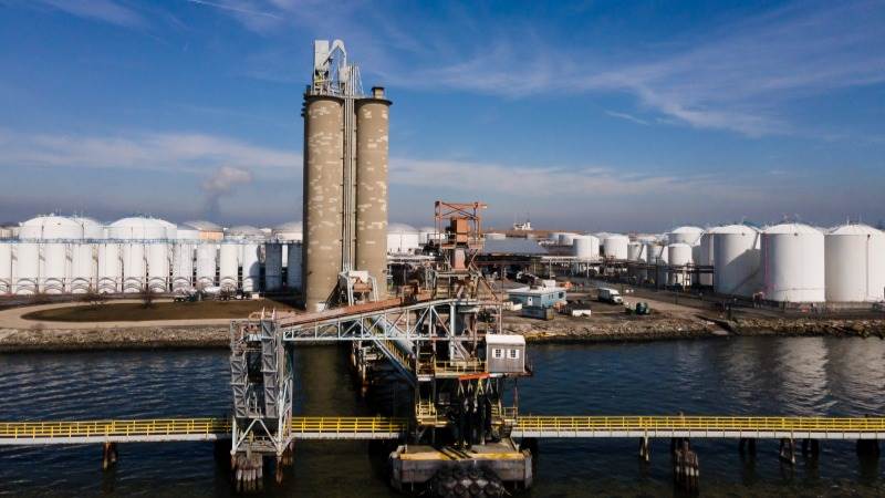 انخفاض العقود الآجلة للنفط مع إعادة تسعير سيناريو نهاية الحرب