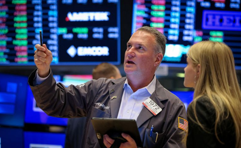 عقود وول ستريت المستقبلية ترتفع قليلاً في تداولات خفيفة بعد عيد الميلاد